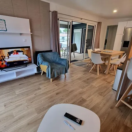 Casa vacanze Cosy Ecolodge, Heated Pool And Jacuzzi, 10 From La Palmyre *